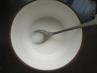 7、鲍鱼捞饭,淀粉加入适量清水调成淀粉汁