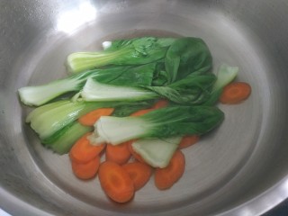 11、鲍鱼捞饭,把胡萝卜油菜焯水