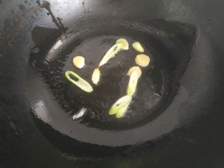 13、鲍鱼捞饭,锅中放入适量植物油爆香葱姜