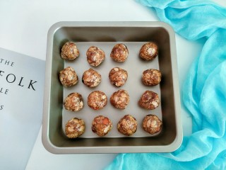 2、广式月饼,这个五仁叉烧馅称好搓圆备用，依次做好其他馅料