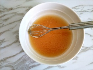 5、广式月饼,转化糖浆、枧水、花生油混合均匀