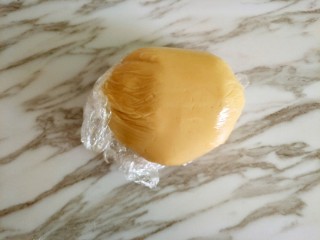 7、广式月饼,包住保鲜膜醒两个小时