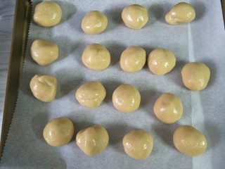 8、广式月饼,醒好的饼皮分成20克一个的小面团