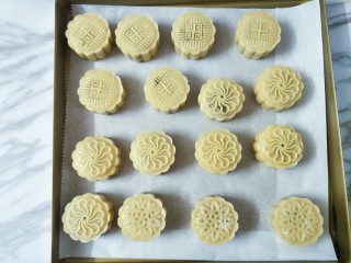 11、广式月饼,放入模具，挤出花形