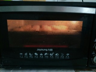 14、广式月饼,烤箱提前预热，月饼表面喷水放入烤箱200度烤5分钟定型取出，薄薄的刷一层蛋液，再放入烤箱180度烤15分钟左右