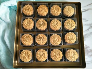 16、广式月饼,冷了之后装起来密封回油两三天