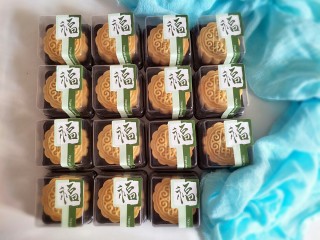 18、广式月饼,贴上贴纸送人，非常漂亮