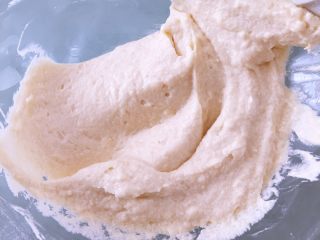 8、红枣枸杞麦芬,将红枣枸杞水加入面糊后搅拌均匀