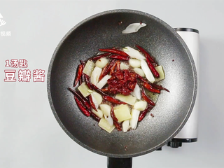 7、厨房小白的福音，电饭煲自制麻辣小龙虾,加入一汤匙豆瓣酱