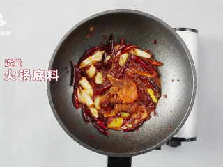 8、厨房小白的福音，电饭煲自制麻辣小龙虾,加入适量的火锅底料