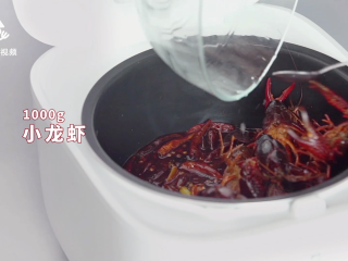 15、厨房小白的福音，电饭煲自制麻辣小龙虾,加入1000g小龙虾