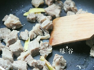 5、萝卜牛腩煲,锅内放入姜片和牛腩，稍炒一会儿。