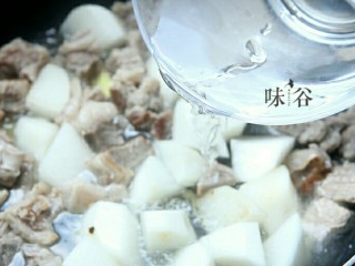 7、萝卜牛腩煲,倒入适量的水，因为牛腩要慢火焖煮至少一个小时左右，所以水一定要够（起码水要没过牛腩）