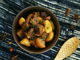 12、萝卜牛腩煲,上桌时撒上点葱花，闻起来食欲大增……