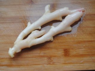 1、子姜炒鸡,1,子姜洗净,挑选嫩的子姜口感更好哦