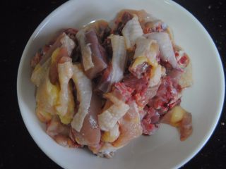 4、子姜炒鸡,鸡肉洗净砍块