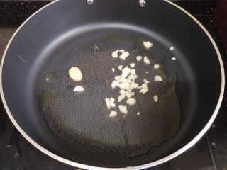 5、子姜炒鸡,热锅下油,先爆香蒜末,吃辣的朋友这个时候可以爆香辣椒丝啦