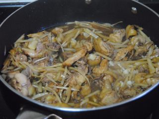 11、子姜炒鸡,加入半碗清水翻炒均匀,放入适量的盐进行调味收汁就能出锅啦