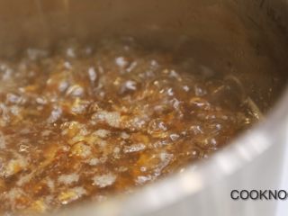 5、太妃糖酱无花果蛋糕,倒入300cc的水, 大火煮滚, 立刻倒入无花果, 与小苏打后搅拌一下, 关火