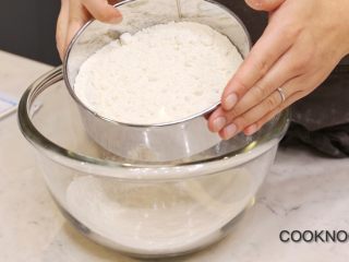 6、太妃糖酱无花果蛋糕,面粉和苏打粉过筛