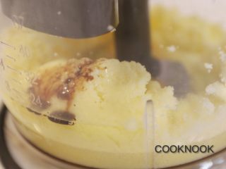 11、太妃糖酱无花果蛋糕,倒入香草精, 与盐, 做成一个蛋黄糊.