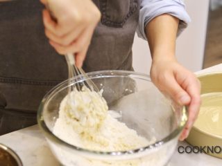 13、太妃糖酱无花果蛋糕,搅拌均匀