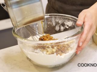 14、太妃糖酱无花果蛋糕,倒入无花果水