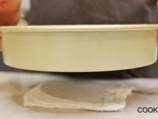 17、太妃糖酱无花果蛋糕,轻轻敲打一下烤盘, 将蛋糕糊内的空气敲出