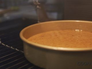 18、太妃糖酱无花果蛋糕,放入烤箱中, 烤25-35分钟. 直至蛋糕中心成体.