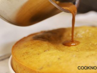 23、太妃糖酱无花果蛋糕,取出倒在蛋糕体上