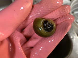 3、爆炒田螺肉,尾部去掉，注意带手套，小心别弄伤自己
