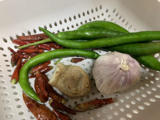 8、爆炒田螺肉,姜，蒜，青椒，干辣椒