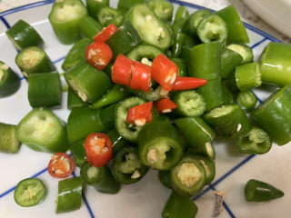 11、爆炒田螺肉,辣椒切粒