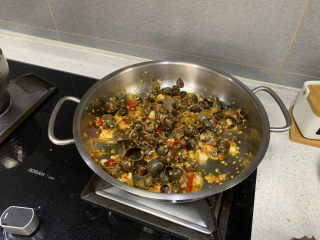 21、爆炒田螺肉,翻炒一会后放入一碗清水，盐，生抽，蚝油，少许糖，大火煮开