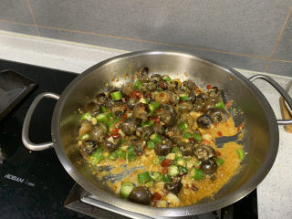 23、爆炒田螺肉,中火煮至水分快干的时候放辣椒，炒至断生即可