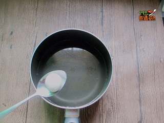 2、干吃汤圆,烧一锅水，准备煮汤圆