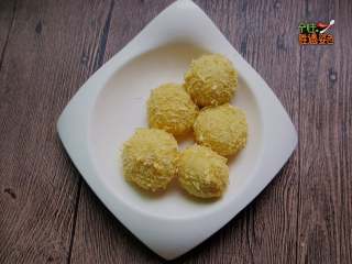 7、干吃汤圆,滚均匀沾结实 这样放进烤制的时候不容易掉