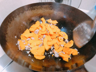 11、红烧南瓜,倒入切好的南瓜片，翻炒均匀。