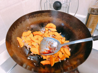 14、红烧南瓜,加入适量的盐翻炒均匀。