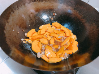 15、红烧南瓜,倒入清水，收汁。