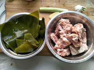 1、海带炖排骨,准备好食材