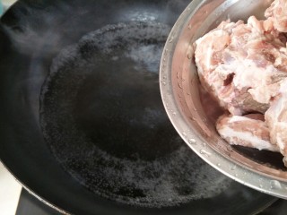 2、海带炖排骨,锅里加水放入洗净的排骨。