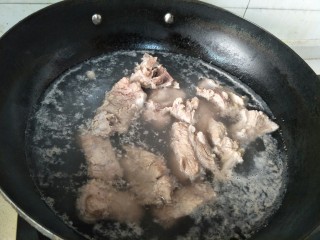 3、海带炖排骨,焯好水后捞出洗净备用。