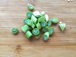 5、海带炖排骨,葱切段。