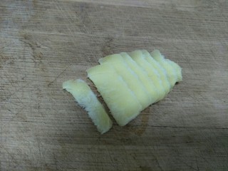 6、海带炖排骨,姜切片。