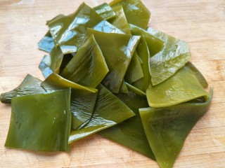 7、海带炖排骨,海带切块。