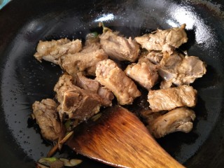 9、海带炖排骨,接着放入焯好水的排骨，加生抽老抽炒。