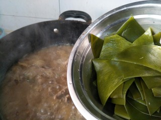 11、海带炖排骨,水烧开后放入海带块。