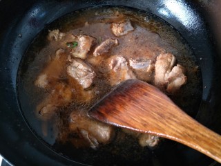 10、海带炖排骨,抄到肉缩变色后加入适量的水。