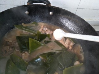 12、海带炖排骨,盖上锅盖炖，中途加盐。